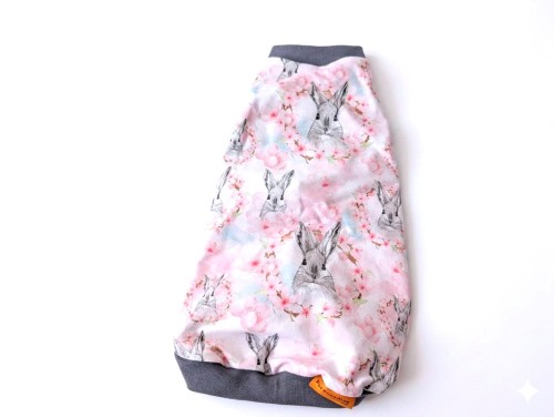 wielkanocne ubranko dla kota w króliczki z grafitowym wykończeniem.jpg