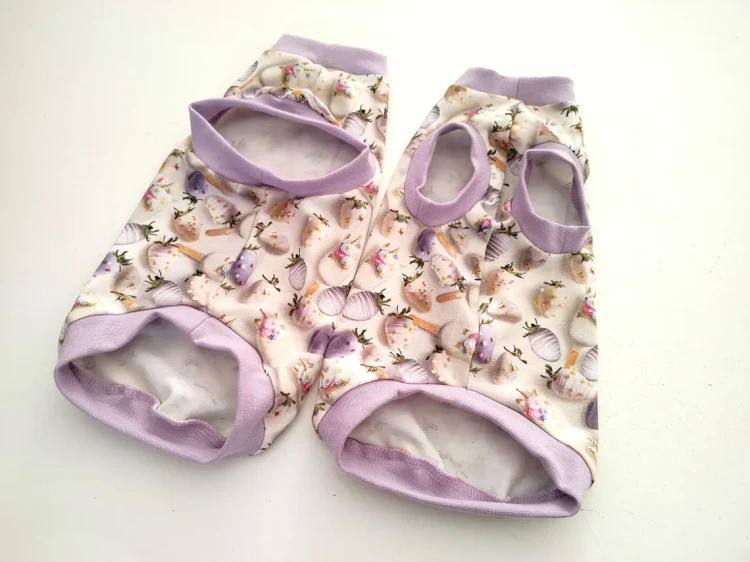 bluzki z jednym otworem na nóżki i obie.webp