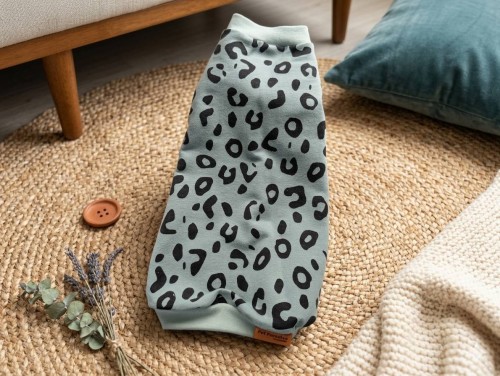 Bluzka dla kota „Green Leopard” – zielona panterka, miękka i elastyczna.jpg