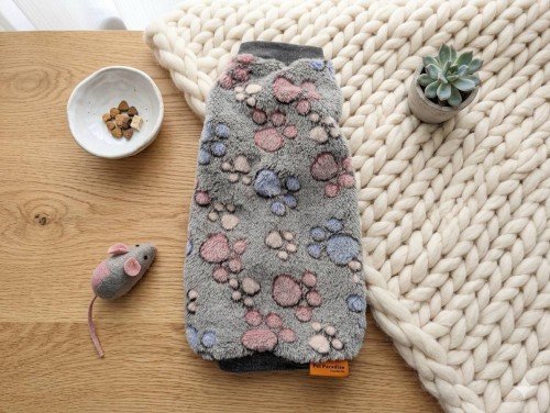 Polarowa bluzka dla kota w łapki.jpg