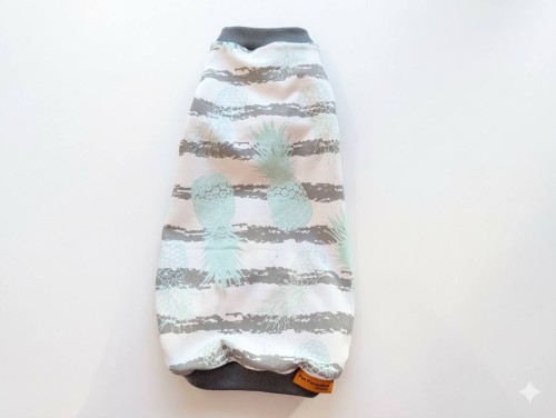 Letnie ubranko dla kota z jerseyu w szare paski w miętowe ananasy1.jpg