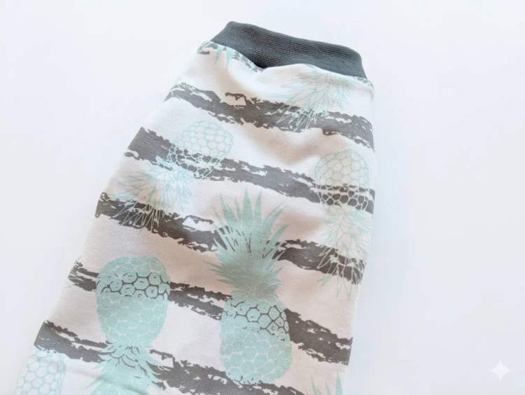 Letnie ubranko dla kota z jerseyu w szare paski w miętowe ananasy3.jpg