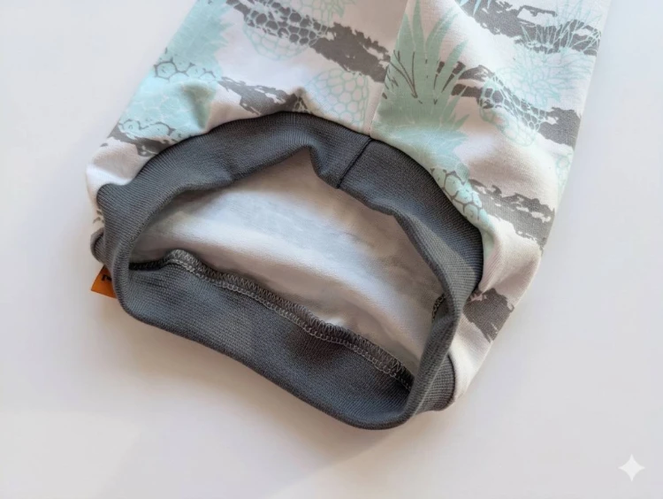 Letnie ubranko dla kota z jerseyu w szare paski w miętowe ananasy4.jpg