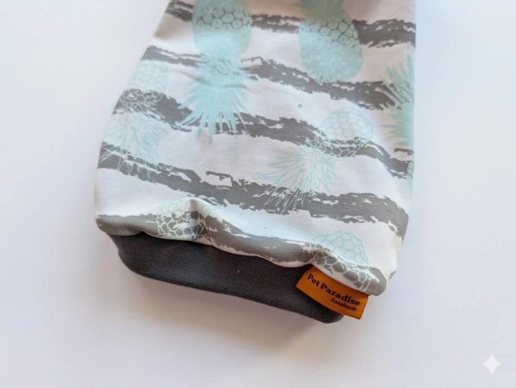 Letnie ubranko dla kota z jerseyu w szare paski w miętowe ananasy5.jpg