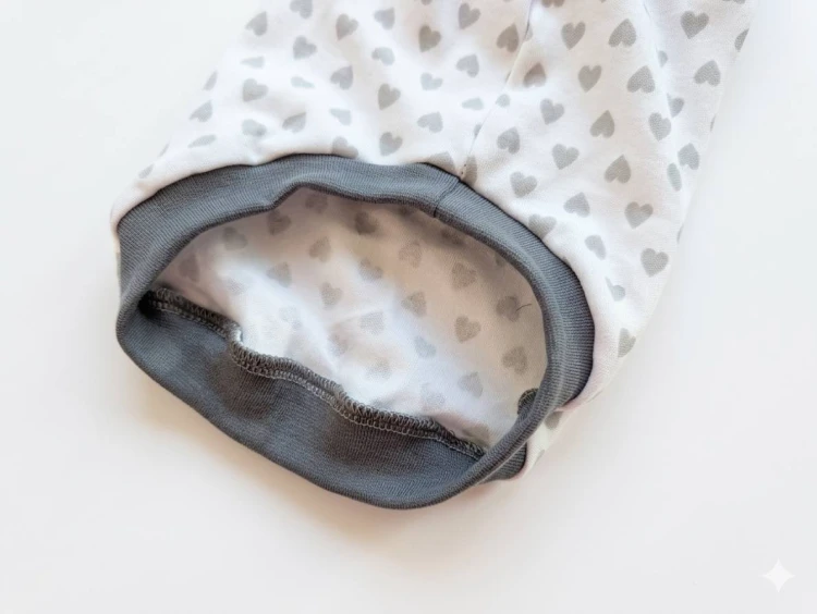 Letnie trykotowe ubranko dla kota w szare serduszka – lekkie i miękkie5.jpg