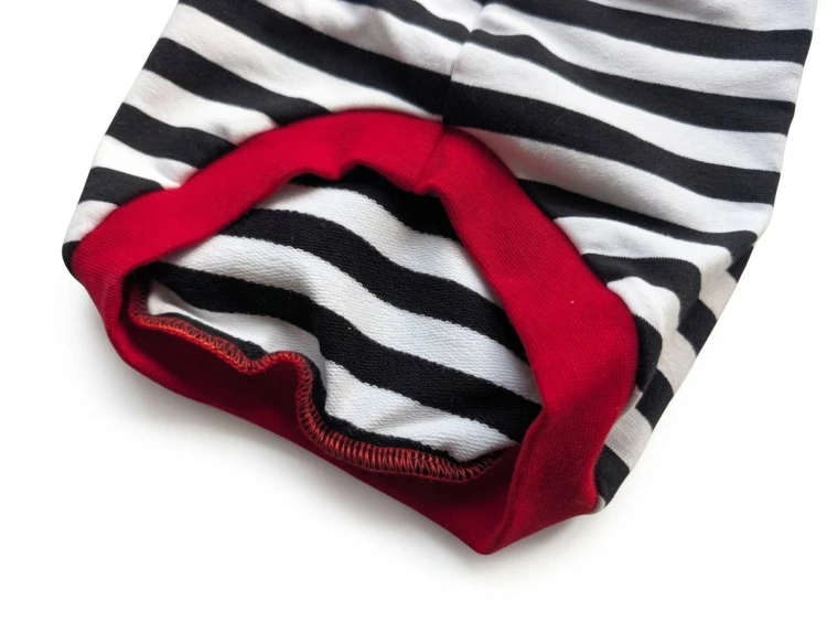 Bluzka dla kota w czarnobiałe paseczki z czerwonym ściągaczem5.jpg