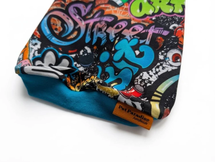 Ubranko dla kota w stylu graffiti – żywe kolory.jpg