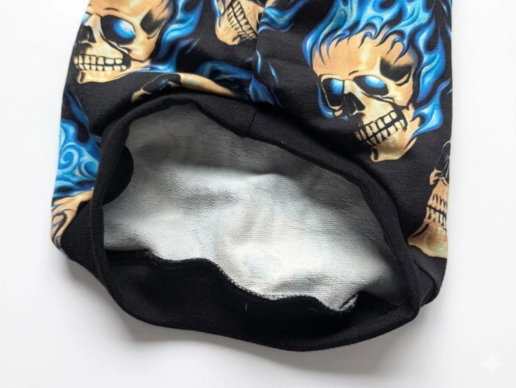 Ubranko dla kota z motywem czaszek i niebieskich płomieni4.jpg