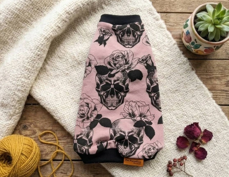 Ubranko dla kota- czaszki z różą na różowym tle1.jpg