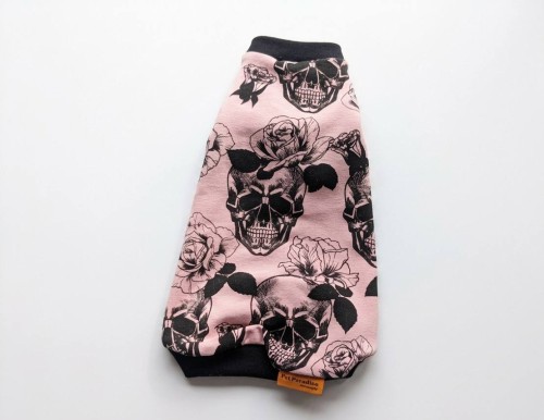 Ubranko dla kota- czaszki z różą na różowym tle2.jpg