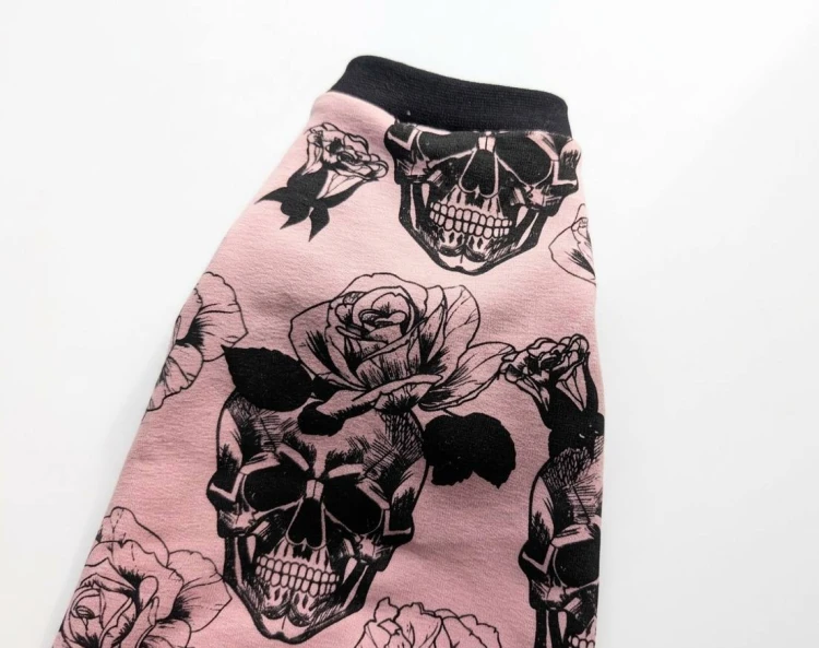 Ubranko dla kota- czaszki z różą na różowym tle3.jpg