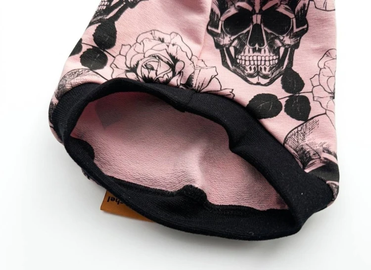 Ubranko dla kota- czaszki z różą na różowym tle5.jpg