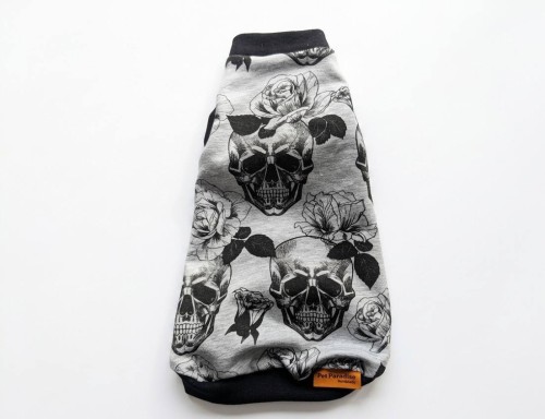 Ubranko dla kota- czaszki z różą na szarym tle1.jpg