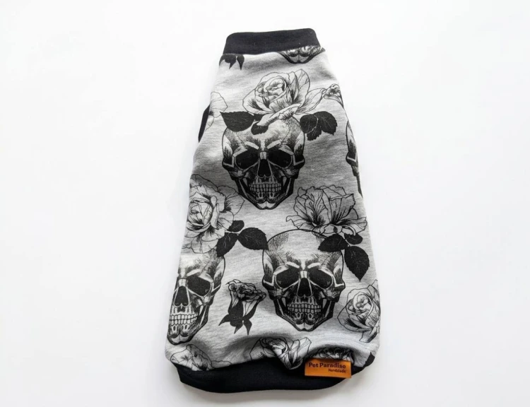 Ubranko dla kota- czaszki z różą na szarym tle1.jpg