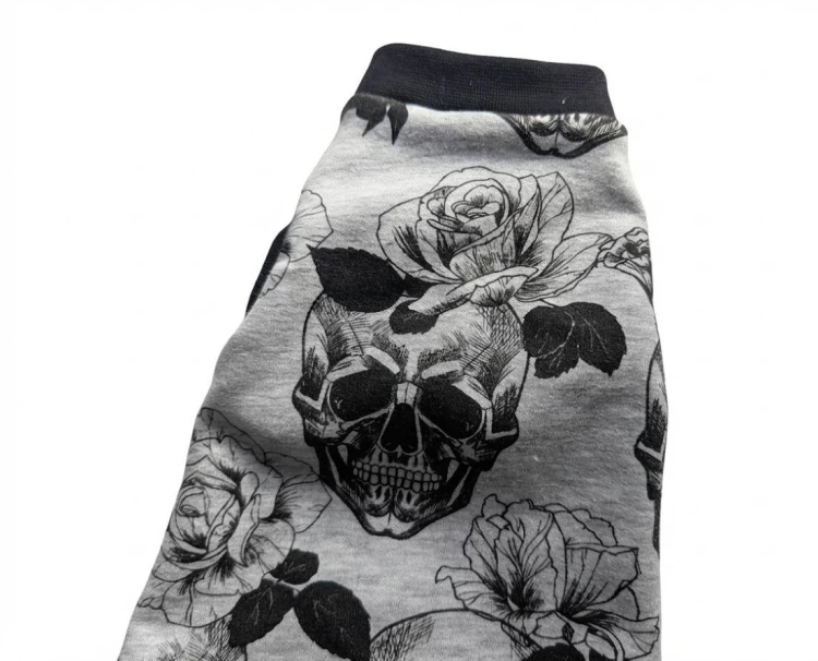 Ubranko dla kota- czaszki z różą na szarym tle3.jpg