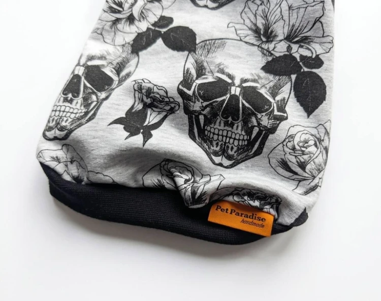 Ubranko dla kota- czaszki z różą na szarym tle4.jpg
