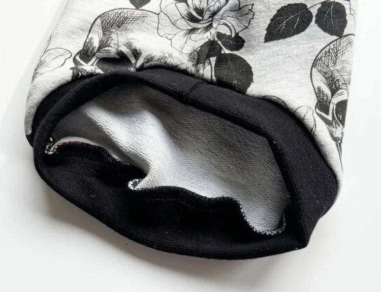 Ubranko dla kota- czaszki z różą na szarym tle5.jpg