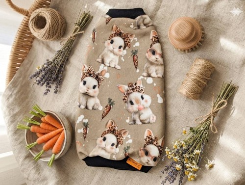 Pastelowa bluzka dla kota z króliczkami i marchewkami1.jpg