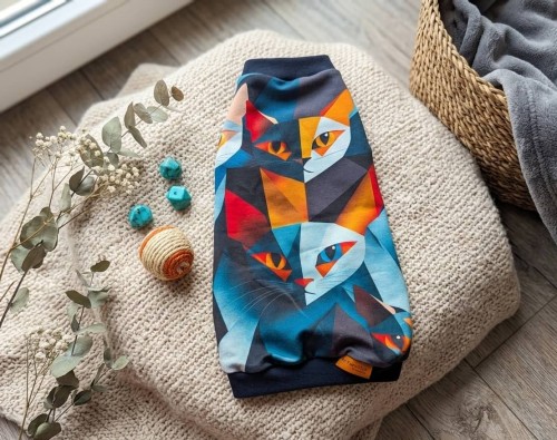 Bluzeczka dla kota „Geo Cats” – kolorowy geometryczny wzór.jpg