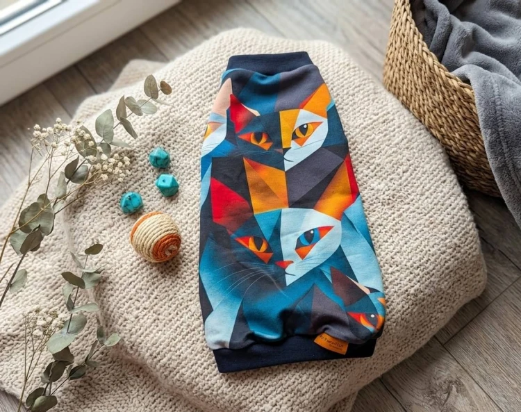 Bluzeczka dla kota „Geo Cats” – kolorowy geometryczny wzór.jpg