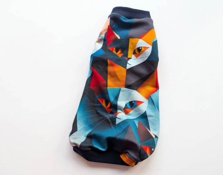 Bluzeczka dla kota „Geo Cats” – kolorowy geometryczny wzór1.jpg