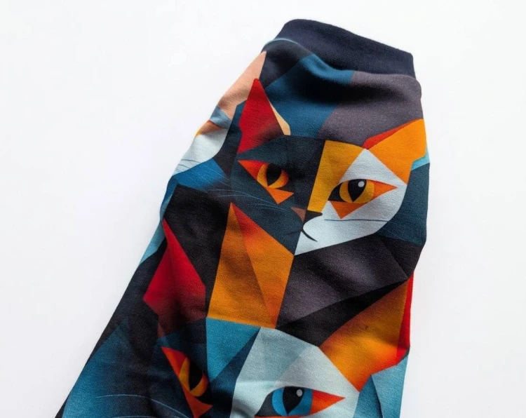 Bluzeczka dla kota „Geo Cats” – kolorowy geometryczny wzór2.jpg