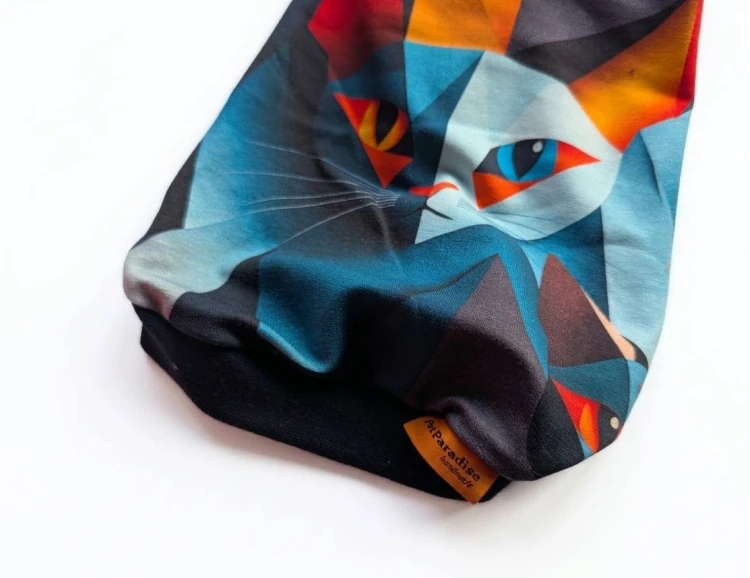 Bluzeczka dla kota „Geo Cats” – kolorowy geometryczny wzór3.jpg