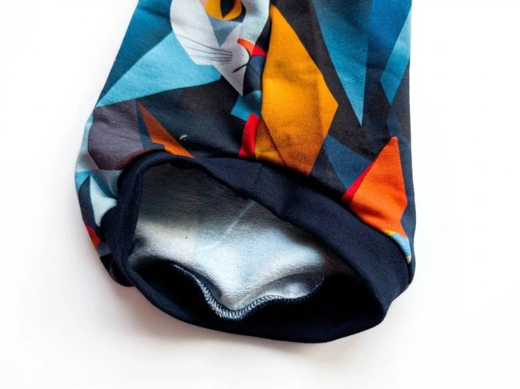 Bluzeczka dla kota „Geo Cats” – kolorowy geometryczny wzór4.jpg