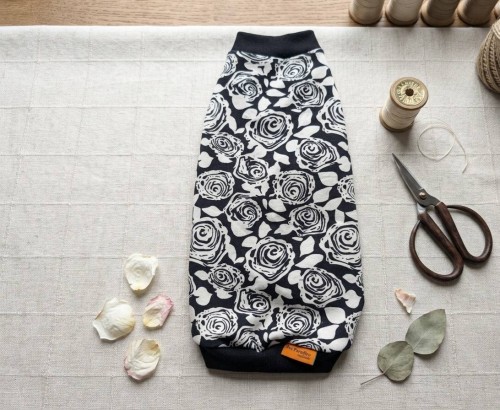 Bluzeczka dla kota w czarno‑białe róże.jpg