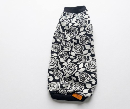 Bluzeczka dla kota w czarno‑białe róże1.jpg