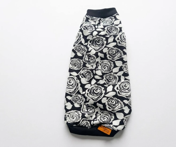 Bluzeczka dla kota w czarno‑białe róże1.jpg