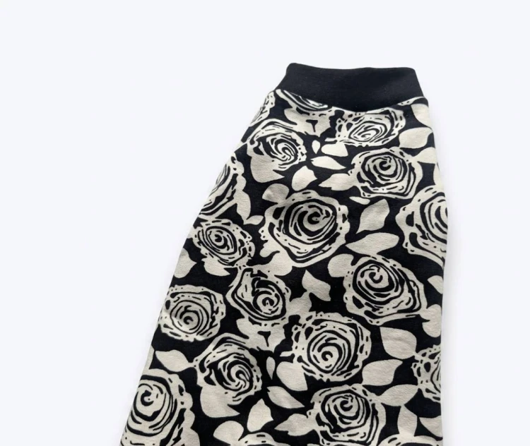 Bluzeczka dla kota w czarno‑białe róże2.jpg