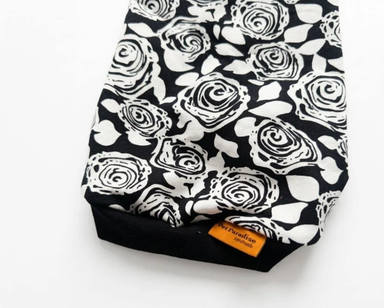 Bluzeczka dla kota w czarno‑białe róże3.jpg