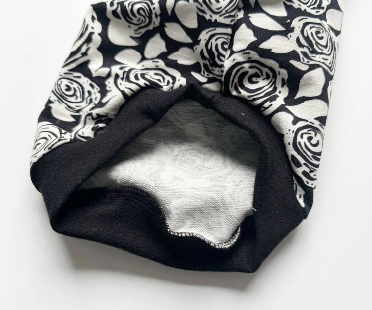 Bluzeczka dla kota w czarno‑białe róże4.jpg