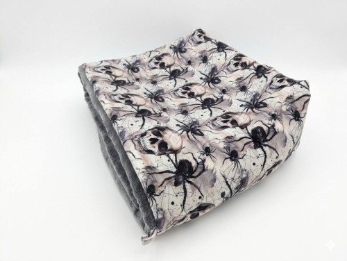 Worek Norek dla Kota i Psa – Pająki i Czaszki, Miękki Plusz.jpg