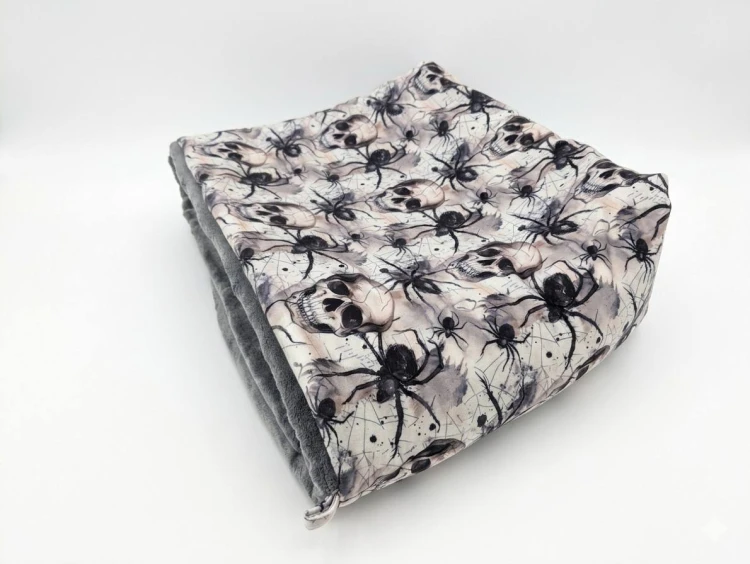 Worek Norek dla Kota i Psa – Pająki i Czaszki, Miękki Plusz.jpg