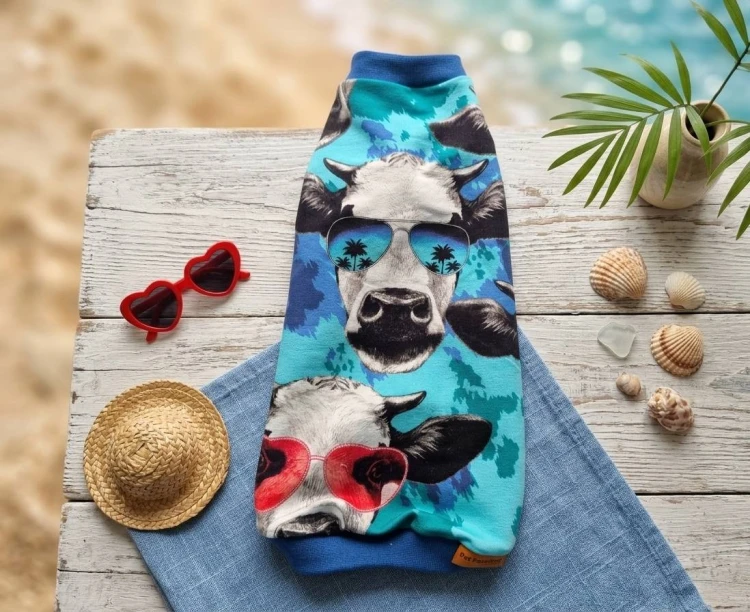 Bluzka dla kota „Summer Cows” – wakacyjny motyw, lekka i kolorowa.jpg