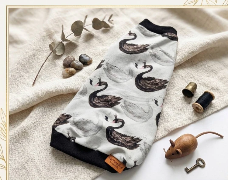 Bluza dla kota w czarno-białe łabędzie – PetParadise Handmade.jpg