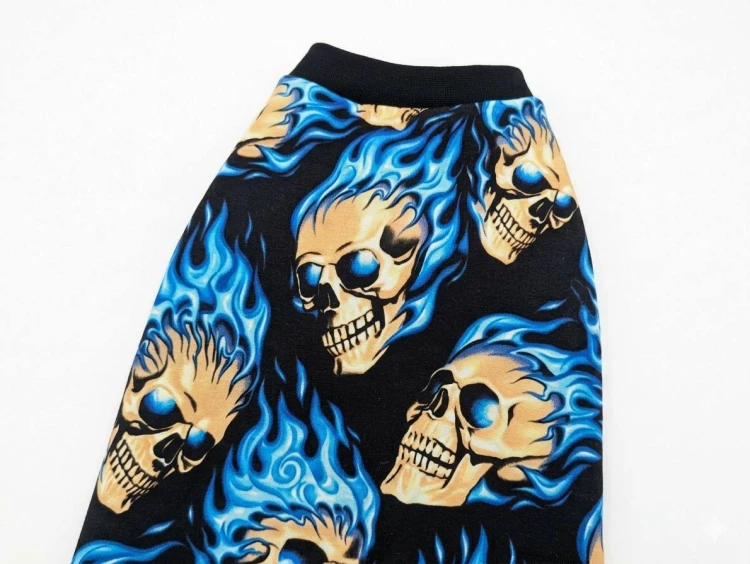 Ubranko dla kota z motywem czaszek i niebieskich płomieni2.jpg