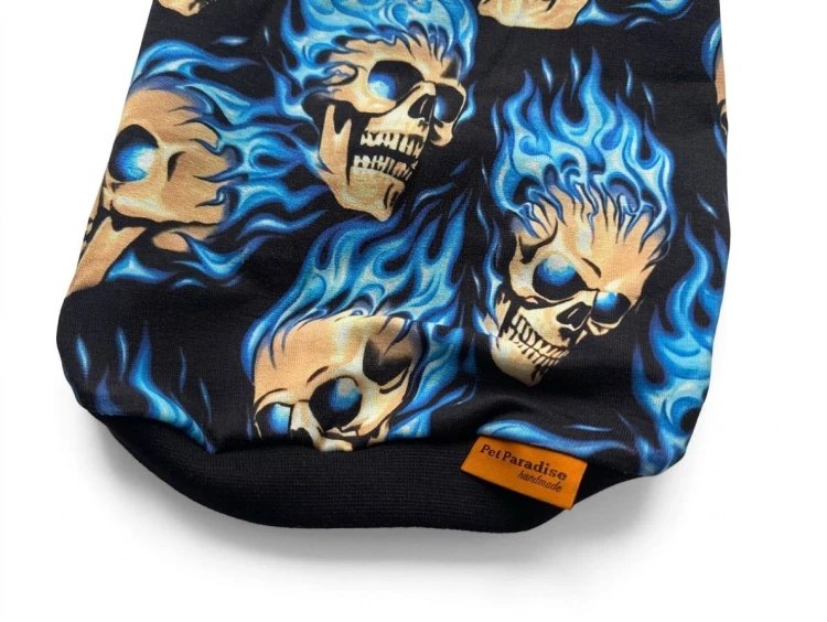 Ubranko dla kota z motywem czaszek i niebieskich płomieni3.jpg