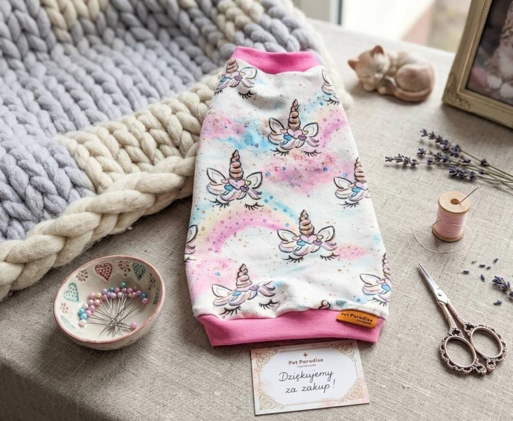 Bluzeczka dla kota Jednorożec – pastelowy print1.jpg