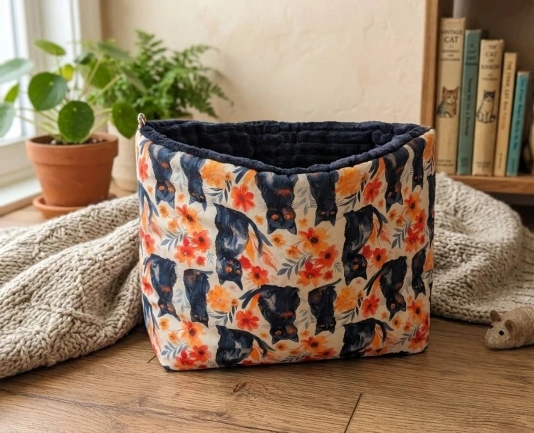 welurowy worek dla kota lub psa w granatowe koty.jpg