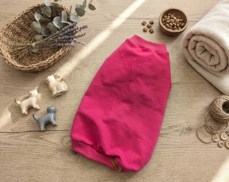 Ubranko dla kota jednokolorowe ciemny róż.jpg