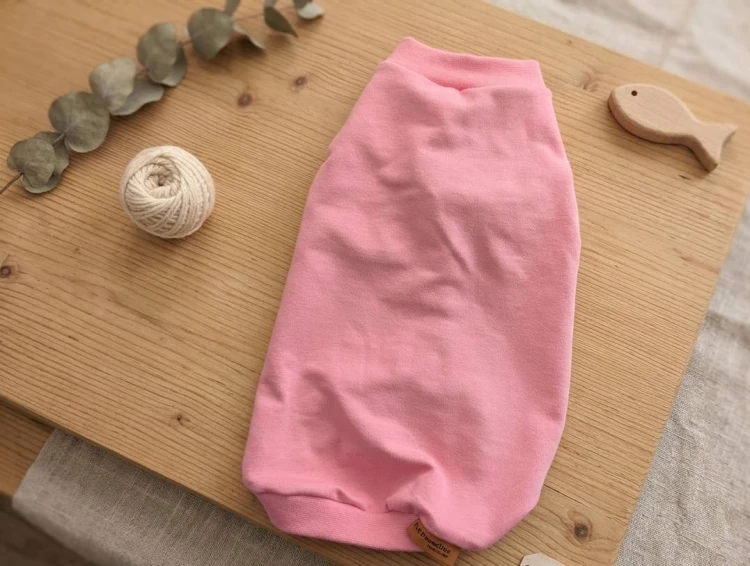 Ubranko dla kota jednokolorowe cukierkowy róż.jpg