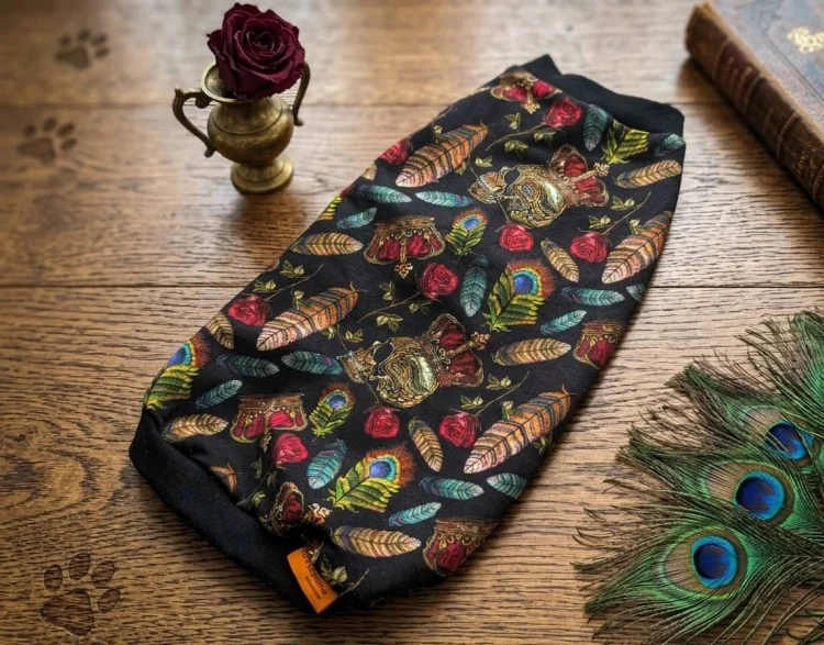 Ubranko dla kota „Barokowe Róże i Pióra”.jpg