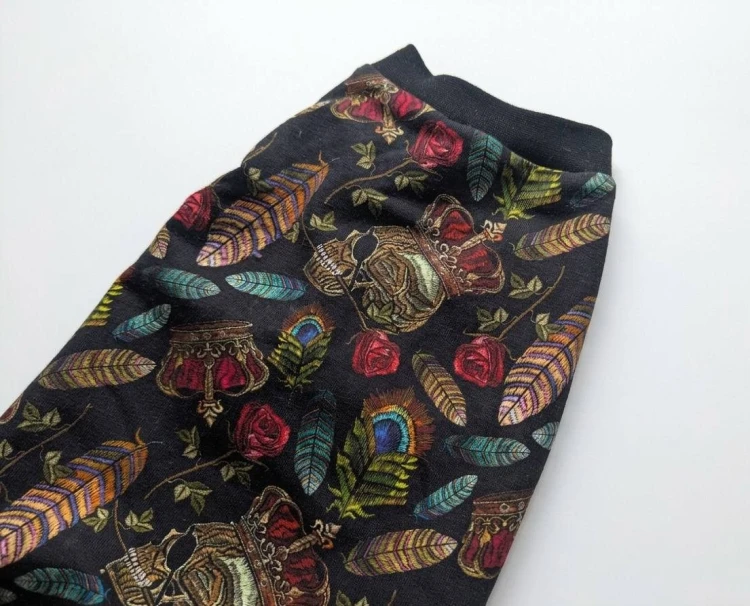 Ubranko dla kota „Barokowe Róże i Pióra”2.jpg