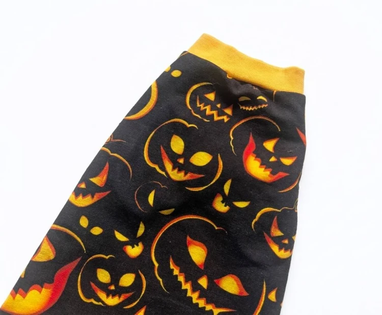 Czarna halloweenowa koszulka dla kota – dynie1.jpg