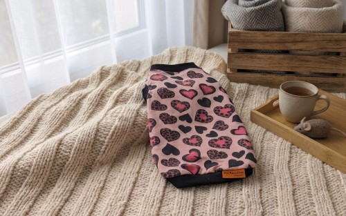 Różowa bluzeczka dla kota w serduszka – Pet Paradise.jpg