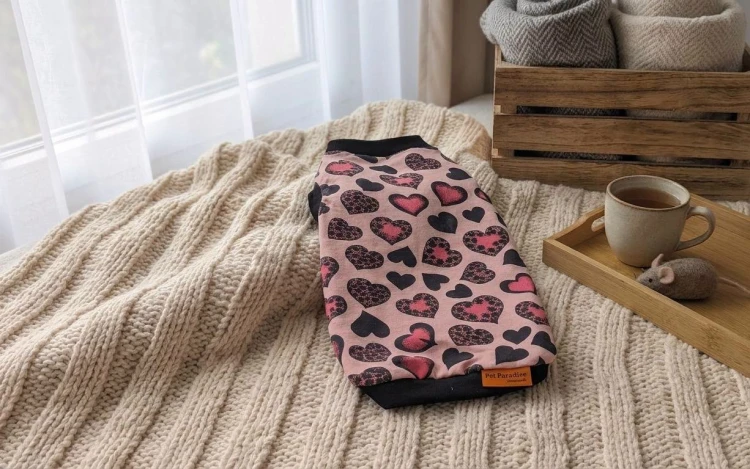 Różowa bluzeczka dla kota w serduszka – Pet Paradise.jpg