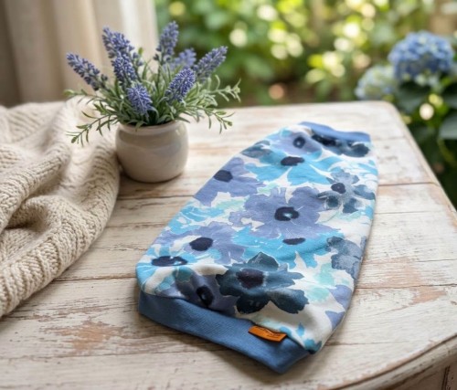 Niebieska bluzeczka dla kota w kwiaty wygodne ubranko handmade.jpg